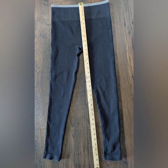 Vuori Black Leggings - Picture 6 of 6